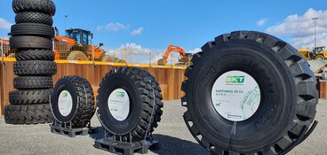 Sympathischer Trainer schreibt etwas an ein Whiteboard