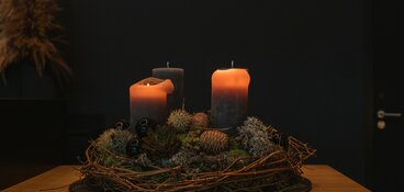 Personengruppe in Weihnachtlicher Stimmung mit Getränken in der Hand