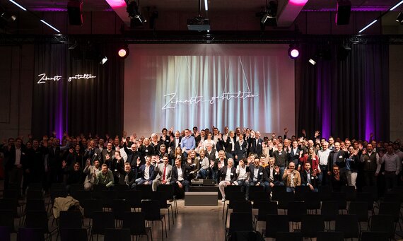 Gruppenbild aller Teilnehmer und Speaker, welche auf der Zukunftskonferenz 2024 waren.