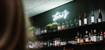 Sympathischer Trainer schreibt etwas an ein Whiteboard